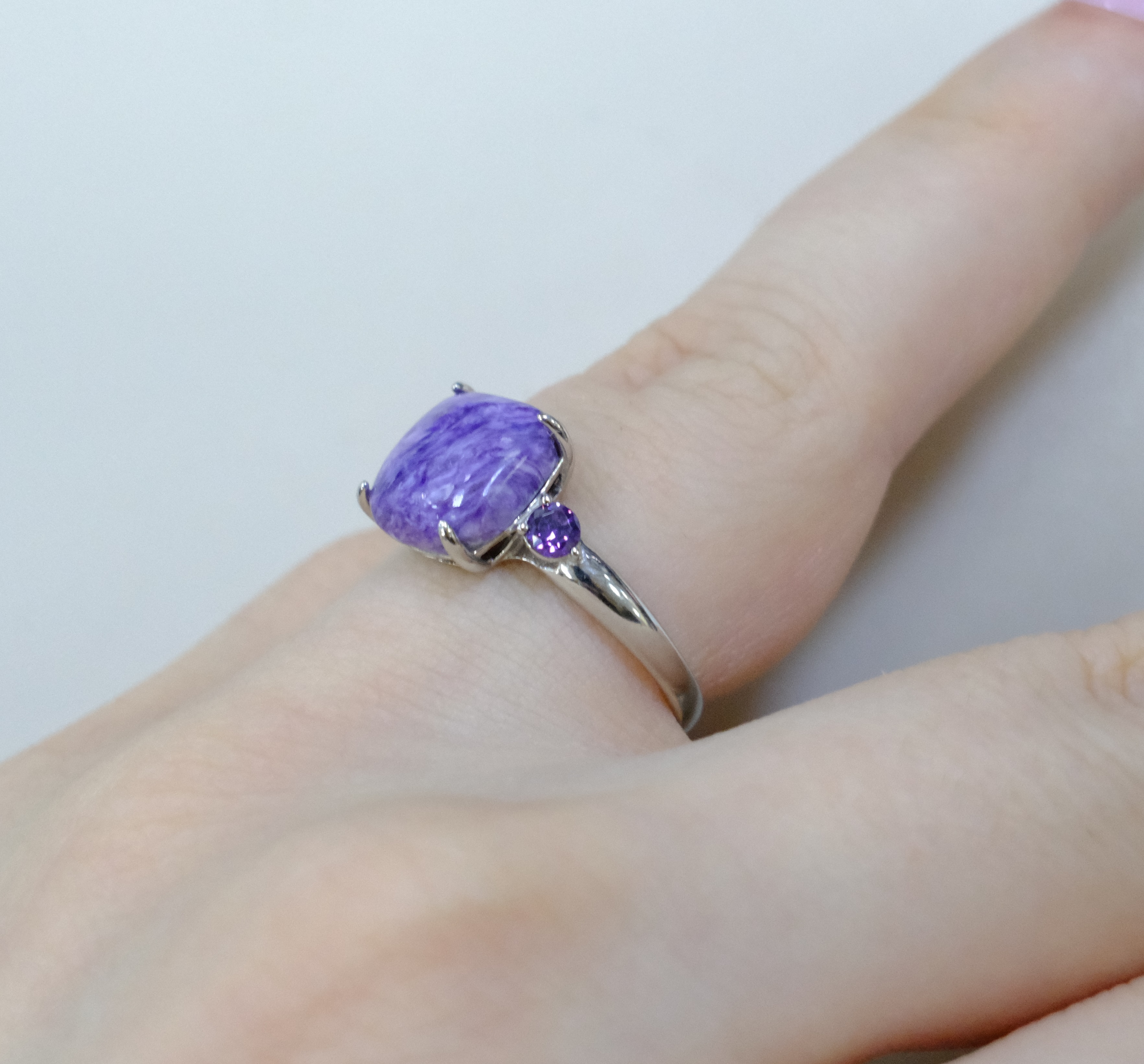 Серебряное кольцо с чароитом